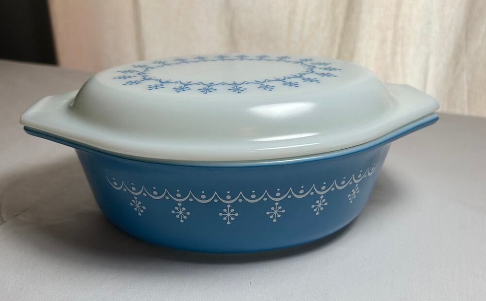 Vintage Pyrex Blue Garland Snowflake casserole dish with lid 1.5 qt